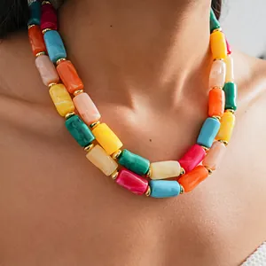 Primo piano di una collana in acrilico marmorizzato colorato, gioielli stile dopamina