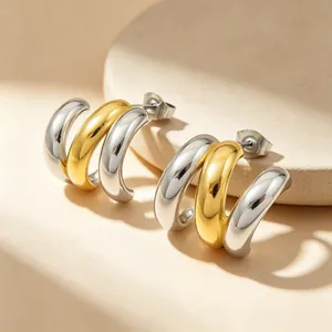 Détail de boucles d'oreilles en acier inoxydable en forme de C, bicolore or et argent