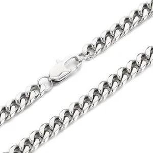 Collier à maillons cubains en acier inoxydable poli avec fermoir mousqueton robuste.