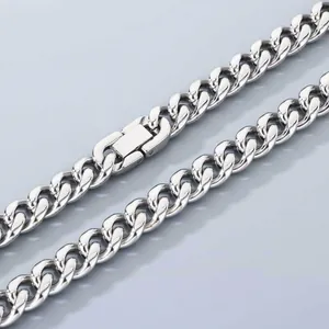 Collier chaîne gourmette cubaine en acier inoxydable argenté avec fermoir.