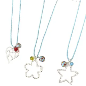 Sommerliche hellblaue Halsketten mit hohlen Herz-, Blumen- und Sternanhängern in Silber