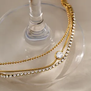Gros plan d'un bracelet multicouche en acier inoxydable plaqué or 18k