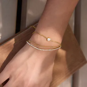 Détail d'un ensemble de bracelets en acier inoxydable plaqué or 18 carats et oxydes