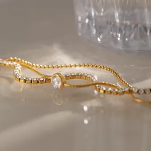 Vue rapprochée d'un bracelet en acier doré orné de strass blancs étincelants et brillants