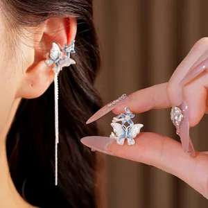 Orecchini asimmetrici a farfalla in argento con smalto blu e zirconi.