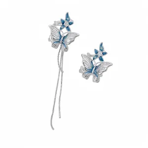 Orecchini a clip asimmetrici a farfalla blu con nappa e pietre di zircone