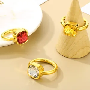 Elegante vergoldete Edelstahlringe mit quadratischen roten, gelben und klaren Steinen