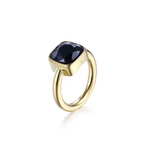 Eleganter Ring aus Titanstahl in Gold mit einem großen quadratischen schwarzen Zirkonia