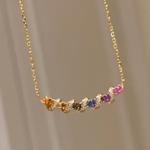 Collier élégant plaqué or avec pierres précieuses arc-en-ciel et éclats de diamants