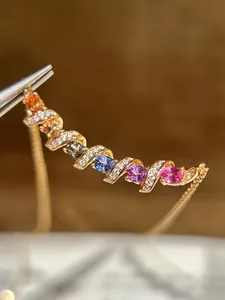 Vue macro d'un pendentif en or élégant avec des pierres précieuses arc-en-ciel et des diamants