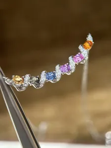 Détail d'un élégant collier avec pierres arc-en-ciel et accents de spirales diamant