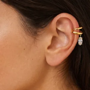 Elegante earcuff de acero inoxidable bañado en oro de 18k con un cristal marquise colgante