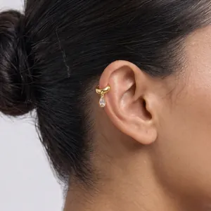 Elegante ear cuff de acero inoxidable chapado en oro de 18k con cristal en forma de pera