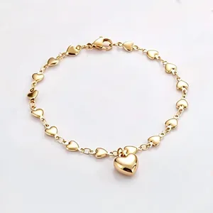 Elegantes Armband mit 18 Karat Vergoldung, Herzgliedern und einem großen Herzanhänger
