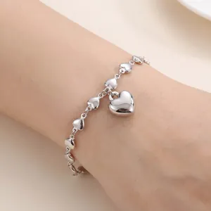 Silbernes Armband mit herzförmigen Gliedern und Anhänger in einer Nahaufnahme gezeigt