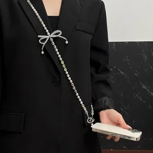 Primer plano detallado de la elegante cadena de teléfono con perlas y un lazo