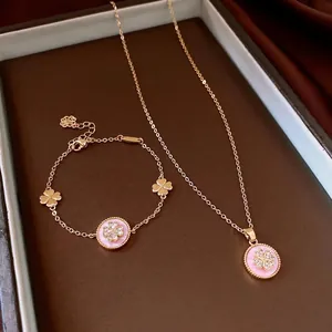 Élégante parure de bijoux plaquée or 18k avec fleurs roses et zircons brillants.