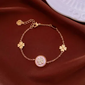 Détail élégant d'un bracelet plaqué or 18k avec trèfle à quatre feuilles orné de zircons