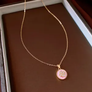 Vue détaillée d'un collier plaqué or 18k avec pendentif fleur en zircon rose