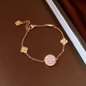 Détail d'un bracelet plaqué or 18 carats avec un trèfle à quatre feuilles rose en zircon