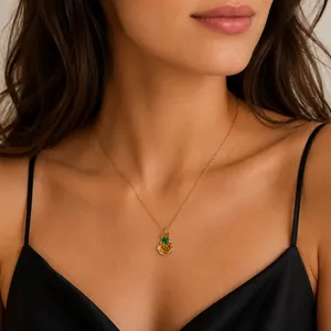 Elegante collar de acero bañado en oro de 18K con colgante de rosa y piedra verde en modelo