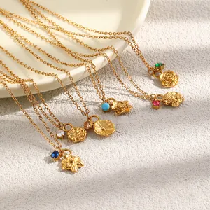 Primer plano de collares de flores del mes de nacimiento chapados en oro de 18 quilates