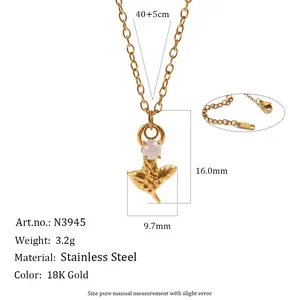 Vista detallada del collar de flores de acero inoxidable dorado con perla de opalo y medidas.