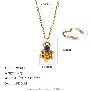 Vista de detalle del colgante de narciso en acero inoxidable bañado en oro 18K con gema