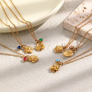 Detalle macro de collares bañados en oro 18k con piedras de nacimiento y colgantes
