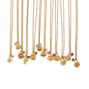 Doce estilos de collares con colgante de flor bañados en oro de 18K sobre fondo blanco
