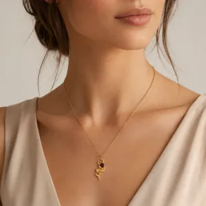 Detalle del collar con colgante de flor de piedra de nacimiento en acero chapado en oro 18K