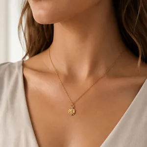 Collar de acero inoxidable bañado en oro de 18K con un elegante colgante de flor fina