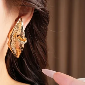 Avantgardistische goldene Lippen-Ohrringe mit funkelndem Strass-Ring-Detail für Damen