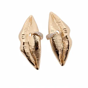 Elegante, übertriebene vergoldete Ohrstecker in Lippenform mit funkelnden Pavé-Kristallen