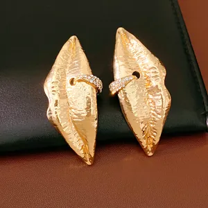Hochwertige übertriebene goldfarbene Lippen-Ohrstecker mit funkelndem Strassbesatz für Damen