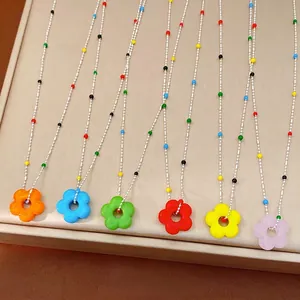 Collier Pendentif Fleur en Verre Style Dopamine Coloré pour Femmes Chaîne de Perles en Alliage Élégante Collier Floral Doux et Frais Bijoux de Fête