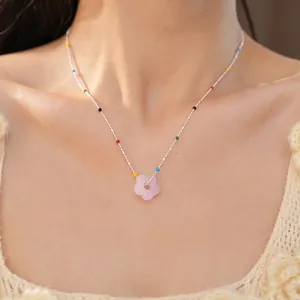 Collier pendentif fleur en verre style dopamine avec perles colorées sur chaîne argent