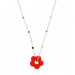 Collier en argent style dopamine avec pendentif fleur en verre rouge et perles