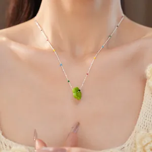 Vue détaillée d'un collier de fleurs en verre avec des perles colorées sur un modèle