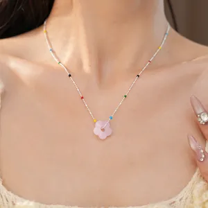 Collier pendentif fleur en verre dopamine avec chaîne à perles colorées pour femmes.