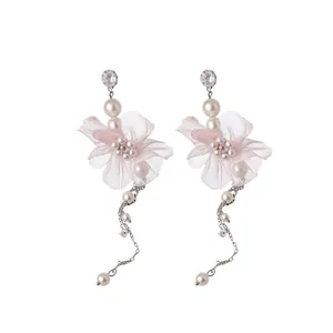 Elegante lange Ohrhänger im französischen Stil mit rosa Netzblumen und weißen Perlen