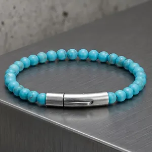Dettaglio ravvicinato delle pietre turchesi azzurre e della chiusura in acciaio inox argento.
