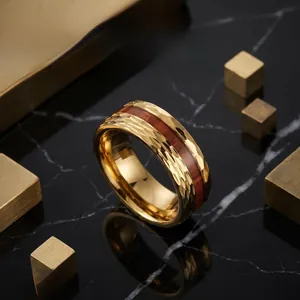 Gros plan détaillé d'une bague en acier inoxydable doré avec insert en bois et martelage