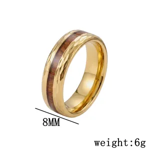 Détail d'une bague en acier doré 8mm avec incrustation bois et texture martelée