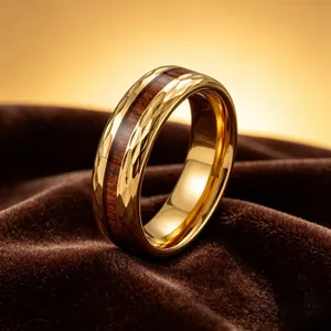 Vue détaillée d'une bague en acier doré avec incrustation bois et texture martelée