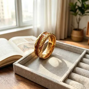 Gros plan d'une bague en acier doré avec incrustation bois et bords taillés en losange.