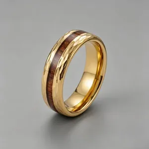 Détail macro d'une bague en acier inoxydable doré martelé avec incrustation de bois.
