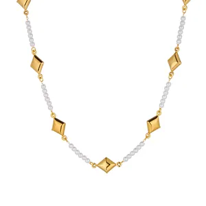 Detalle del collar de acero inoxidable dorado con rombos y perlas blancas