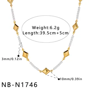 Detalle del collar de acero inoxidable dorado con perlas y dijes de rombos