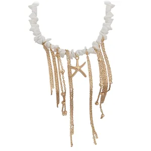 Collana bohémien a stella marina dorata con perle di pietra bianca e nappe di catena